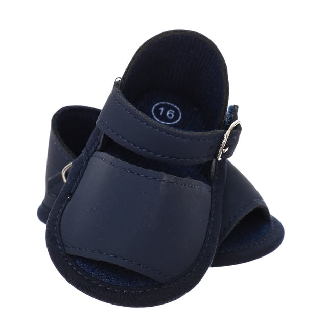 Las sandalias flexibles con cierre de hebilla para bebé, son un calzado ideal para ofrecer comodidad y seguridad a los más pequeños durante sus primeras aventuras al aire libre. Este tipo de sandalia combina diseño práctico con funcionalidad para el confort de tu bebé.

Características Destacadas:

Diseño Flexible: Las sandalias flexibles para bebé están confeccionadas con materiales suaves y flexibles que permiten un movimiento natural del pie. Esto facilita que el bebé pueda caminar y moverse con total libertad y confort.

Cierre de Hebilla Ajustable: Equipadas con un cierre de hebilla ajustable, estas sandalias aseguran un ajuste personalizado y seguro. La hebilla permite ajustar la sandalia a la medida exacta del pie del bebé, garantizando que el calzado se mantenga en su lugar durante toda la jornada.

Suela Antideslizante: La suela de estas sandalias flexibles está diseñada para ofrecer una excelente tracción en diversas superficies. Esto ayuda a prevenir resbalones y caídas, proporcionando estabilidad adicional al bebé mientras explora su entorno.

Materiales Transpirables: Confeccionadas con materiales transpirables, las sandalias suaves mantienen los pies frescos y secos, reduciendo la acumulación de humedad y proporcionando una mayor comodidad en climas cálidos.

Diseño Ligero: Las sandalias ajustables con hebilla son ligeras y cómodas, lo que evita que el calzado pese sobre los pies del bebé. Esto permite un uso prolongado sin causar incomodidad.

Estilo Versátil: Disponibles en varios colores y diseños, estas sandalias flexibles pueden combinarse fácilmente con diferentes conjuntos, siendo adecuadas para el uso diario y ocasiones especiales.

Fácil de Poner y Quitar: Gracias a su cierre de hebilla, estas sandalias son fáciles de poner y quitar, facilitando el proceso para los padres y proporcionando comodidad para el bebé.

Las sandalias flexibles con cierre de hebilla para bebé son una opción excelente para ofrecer soporte y comodidad a los pequeños mientras exploran el mundo. Con su diseño flexible, suela antideslizante y cierre de hebilla ajustable, estas sandalias garantizan un ajuste seguro y una movilidad sin restricciones. Los materiales transpirables y la ligereza del calzado aseguran que los pies del bebé se mantengan frescos y cómodos durante todo el día. Con su estilo versátil y fácil manejo, estas sandalias son ideales para cualquier ocasión, proporcionando tanto funcionalidad como moda para el pequeño explorador.
 Composición: Exterior: Poli piel; Interior: Textil; Suela: Textil
 Cuidados:
Limpiar con un paño húmedo.