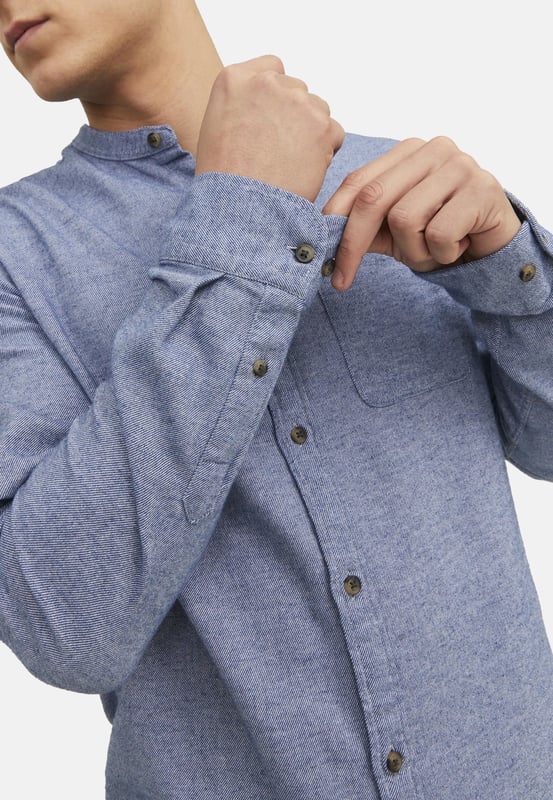 Tauchen Sie ein in den Komfort dieses langärmeligen Herrenhemdes. Sein Comfort-Fit-Schnitt bietet Bewegungsfreiheit und Komfort. Der markante Stehkragen verleiht dem Hemd eine moderne Eleganz. Mit einer klassischen Knopfleiste ist es einfach anzuziehen und vielseitig zu kombinieren. Verstellbare 2-Knopf-Manschetten bieten eine individuelle Passform und stilistische Flexibilität. Eine praktische Brusttasche hält Ihre wichtigsten Utensilien griffbereit. Der abgerundete Saum verleiht ihm einen lässigen Touch und macht es ideal zum Tragen über oder in Hosen. Knitterfreies Material sorgt den ganzen Tag für einen gepflegten Look. Genießen Sie den hohen Tragekomfort und die erstklassige Verarbeitung dieses zeitlosen Kleidungsstücks. Ideal für Männer, die Stil und Komfort gleichermaßen zu schätzen wissen, egal zu welchem Anlass.