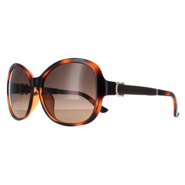 Las gafas de sol Salvatore Ferragamo Butterfly para mujeres en color carey marrón degradado SF744SLA son de estilo mariposa y están elaboradas en acetato ligero. Los brazos anchos y las curvas femeninas garantizan un aspecto elegante. El logo de Salvatore Ferragamo aparece en el interior de las patillas para asegurar la autenticidad de la marca.