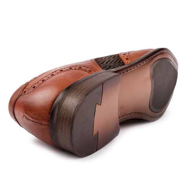 Mantenlo fresco y clásico con estos elegantes. Zapatos bronceados Thomas Crick Bruno Brogue con un toque especial. Con cuero de primera calidad. Detalles de sarga con estampado de espinas de pescado. suela interior acolchada. Detalles brogue y suela texturizada para mayor agarre. Este par seguramente se convertirá en su nuevo elemento básico para todas las ocasiones elegantes y salidas nocturnas en las ciudades.
