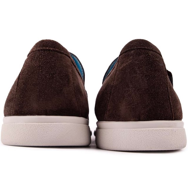 El mocasín Simon Carter Salmon es un modelo elegante e informal. Slip-on sofisticado con una parte superior de gamuza suave. forro de cuero. Decoración con borlas en el sillín y estampado y diseño exclusivos de Simon Carter. La suela flexible inspirada en los zapatos náuticos ofrece una excelente comodidad antideslizante. Hecho para durar. esto atemporal. El estilo fácil de usar nunca dejará de impresionar.