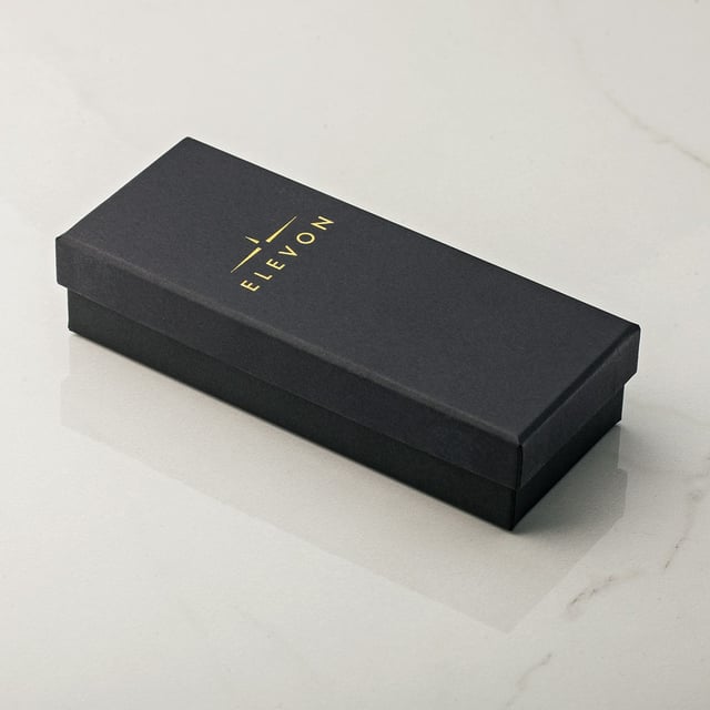 Roestvrijstalen band en kastJapans quartz uurwerkNiet-glanzend, krasbestendig mineraal kristalRoestvrijstalen achterkant met logo gegraveerdKroonbeschermer ontwerpTaps toelopende roestvrijstalen armbandLogo-gegraveerde roestvrijstalen vlindersluitingLichtgevende wijzersDatumweergave45 mm kastdiameter5ATM waterbestendigheid