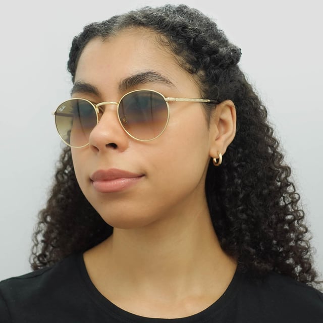 Ray-Ban Round Unisex Gold Brown Gradient RB3637 Las gafas de sol New Round son una silueta redonda elegante y sofisticada que desprende encanto retro con un toque moderno. Fabricadas con precisión, la montura metálica ofrece durabilidad y estilo, mientras que las lentes cuidadosamente seleccionadas ofrecen claridad y protección UV. El diseño llamativo y versátil de las nuevas gafas de sol redondas RB3637 las convierte en un accesorio imprescindible que realza cualquier conjunto con su atractivo atemporal y su toque de sofisticación moderna, ideal para quienes buscan un estilo icónico combinado con funcionalidad y artesanía de alta calidad.
