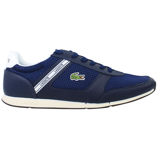 Die Lacoste Menerva Sport 0121 1 CMA Herren Sneaker in Marineblau bieten ein sportliches und zugleich raffiniertes Design, das sie perfekt für legere Ausflüge oder aktive Lebensstile macht. Diese Sneaker kombinieren leichtgewichtigen Komfort, modernen Stil und hochwertige Materialien für vielseitigen Alltagseinsatz.

Hauptmerkmale:
Hochwertiges Obermaterial aus Synthetik und Mesh: 

Bietet Langlebigkeit, Atmungsaktivität und ein schlankes, sportliches Erscheinungsbild.

Ikonisches Lacoste Branding: 

Präsentiert das charakteristische Krokodil-Logo an der Seite und subtile Details für einen Hauch von Raffinesse.

Gepolsterte Innensohle: 

Sorgt für überlegenen Komfort und Unterstützung, ideal für längeres Tragen.

Gepolsterter Schaft und Zunge: 

Verbessert die Passform und den Komfort um den Knöchel und sorgt für ein sicheres und snug Gefühl.

Robuste Gummisohle: 

Bietet hervorragende Traktion und Stabilität auf verschiedenen Oberflächen und gewährleistet eine langlebige Leistung.

Leichtes Design: 

Reduziert die Ermüdung und macht diese Sneaker perfekt für den Ganztägigen Gebrauch oder leichte Aktivitäten.

Atmungsaktive Konstruktion: 

Enthält Mesh-Einsätze, um die Luftzirkulation zu fördern und Ihre Füße kühl und komfortabel zu halten.

Klassische Marineblau-Farbgebung:

Ein vielseitiges und zeitloses Design, das legere und athleisure Outfits mühelos ergänzt.

Die Lacoste Menerva Sport 0121 1 CMA Herren Sneaker in Marineblau sind eine ideale Wahl für diejenigen, die eine Balance aus sportlichem Stil, Komfort und Langlebigkeit suchen. Perfekt für den Alltag oder um Ihrer Garderobe einen modernen Akzent zu verleihen.