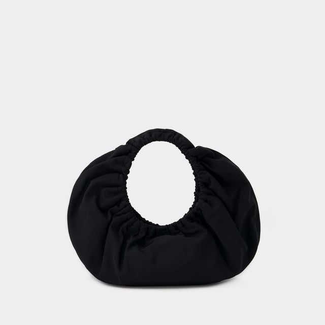 Un asa. Doble asa de transporte. Material: 100% nailon. Forro: nailon. Colores: NEGRO - Negro. Nylon. Cierre: superior abierto. Width: 10. Height: 45. Length: 39.