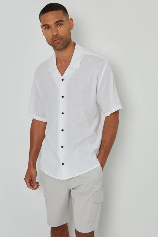 This lightweight shirt from Threadbare will have you ready for the summer months. Crafted from a cool linen blend fabric, this regular fit shirt features a revere collar with single needle stitching and a button-through fastening. The short sleeves and side split vents offer comfort and breathability. Complete with a back yoke seam for added detail, this shirt is perfect for casual outings or beachside gatherings. Pair it with tailored shorts or lightweight trousers for a relaxed look.