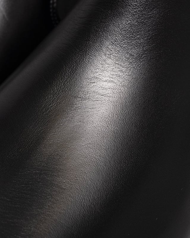 Salga con estilo con las botas Chelsea Theon de BOSS. Confeccionadas con cuero de primera calidad, estas botas negras rezuman un diseño elegante y sofisticado, perfecto para cualquier ocasión. La suela de goma garantiza la máxima comodidad y durabilidad, mientras que la clásica silueta Chelsea añade un toque de elegancia atemporal. Mejora tu colección de zapatos y siéntete como un jefe.