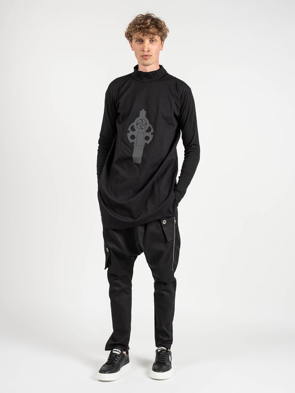 Unisex
Corte suelto y alargado (Oversize)
Con cuello de tortuga
Con estampado en 3D en la parte delantera
Adornado con una cremallera en el escote
Con dobladillo asimétrico
Con aberturas en los costados
Con abertura en la manga para el pulgar
Con costuras decorativas en la parte trasera
Hecho de una combinación de dos telas de alta calidad
Mangas acanaladas
Fabricado en Italia