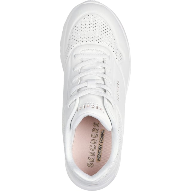 Erhöhen Sie Ihr Sneaker-Spiel mit gepolstertem Komfort und tragen Sie den Skechers Street Uno Lite Work. Dieser Stretch-Schnür-Fashion-Sneaker verfügt über ein synthetisches Duraleather-Obermaterial mit einer Plattformkeil Dämpfungsmittel-Zwischensohle und einer gestanzten Skechers Memory Foam-Innensohle.