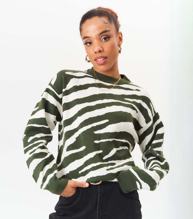 Oversized jumper med zebramönster Släpp loss din vilda och snygga sida med vår Zebra Print Oversized Jumper. Med ett djärvt zebramönster och överdimensionerad passform är den här jumpern perfekt för att göra ett modeuttalande samtidigt som den är bekväm. Uppgradera din garderob och sticka ut från mängden med detta unika plagg.MåttApprox. längd- 75cm