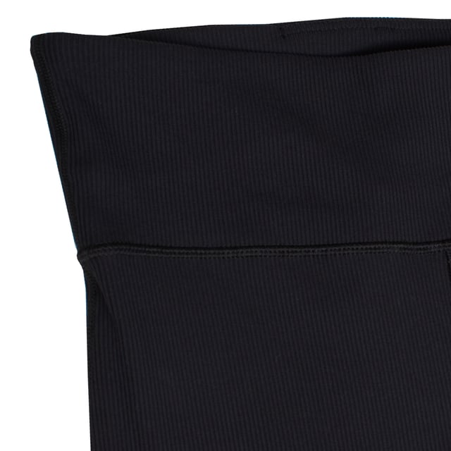 Leggins para mujer de cintura alta, diseñados para ofrecer un ajuste ceñido y cómodo, presentan una textura de canalé que añade un toque estilizado y moderno al diseño.

Confeccionados en un tejido elástico y suave, brindan libertad de movimiento, lo que los convierte en una opción ideal tanto para actividades deportivas como para el uso casual. 

La cintura ancha y alta proporciona soporte adicional en la zona abdominal, ofreciendo un ajuste seguro y favorecedor. 

Incorporan una cinta elástica interna en la cintura para asegurar un ajuste firme y personalizado. 

Estos leggins son perfectos para el gimnasio, yoga o simplemente para un día de relax, combinando comodidad y estilo.
 Composición: 87% Poliéster, 13% Elastano
 Cuidados:
- Lavar a máquina con agua fría.
- Utilizar colores similares en el lavado.
- Evitar el uso de blanqueadores.
- Secar a baja temperatura en secadora.
- No planchar.
- No lavar en seco.