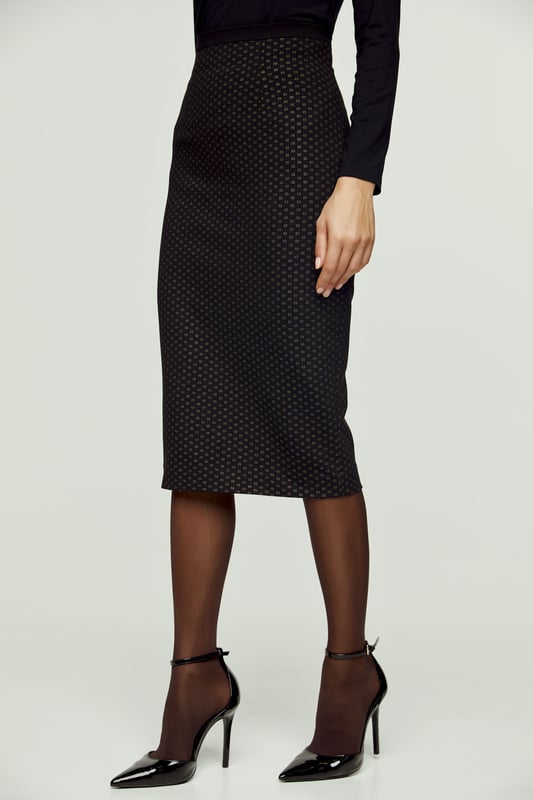Deze bedrukte kokerrok met hoge taille is gemaakt van bedrukte Punto di Roma-stof. Met een blinde ritssluiting en een kleine split aan de achterkant. De kokerrok heeft een stretch polyester voering. De rok heeft een midi lengte en een aansluitend silhouet.