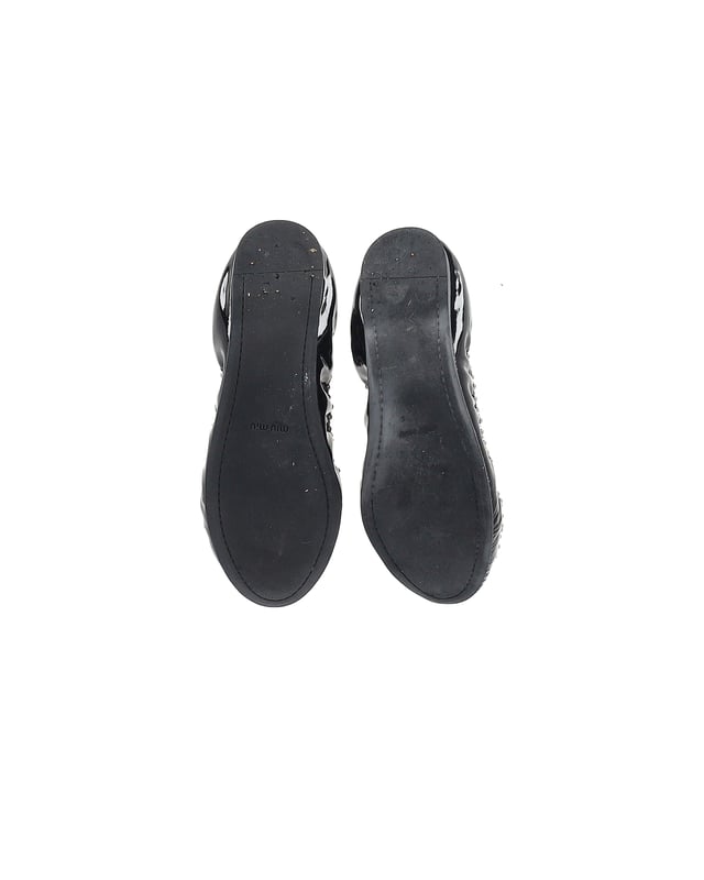VINTAGE, RRP AS NEW
Fashion is the perfect blend of luxury and comfort and this pair of ballet flats from the house of Miu Miu exudes just that. These flats have been crafted from patent leather and they feature round toes with beautiful crystal embellishments on the cap and little stud details around the pair. These adorable flats are ideal for shopping and casual outings.

With box.

Miu Miu Embellished Ballerinas in Black Patent Leather
Color: black
Material: patent leather
Condition: good
Size: EU41
Sign of wear: wear at soles
SKU: 358278 / NAPPUGBSH358278W