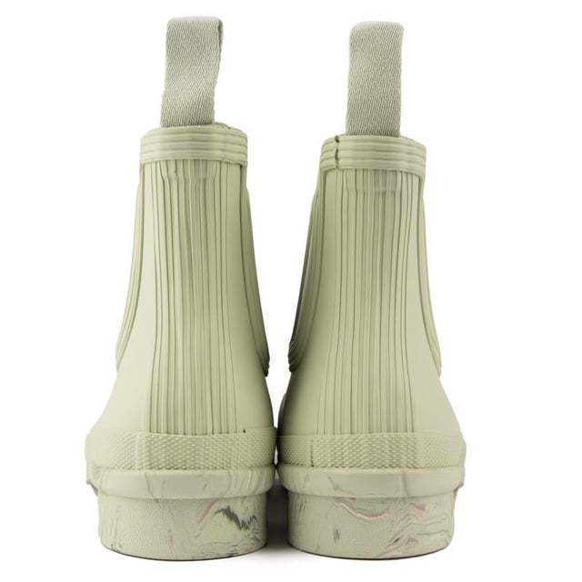 Botines chelsea originales Hunter de mujer en color verde, fabricados con goma y suela de goma. Características: impermeable, acabado mate, forro textil y caucho natural.