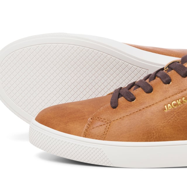 Zapatillas deportivas para hombre de la marca Jack & Jones. El zapato está hecho de cuero sintético de alta calidad.  Marca: Jack & JonesNombre del modelo: BossCategoría: zapatos para hombreMateriales: piel sintéticaColor: coñac.