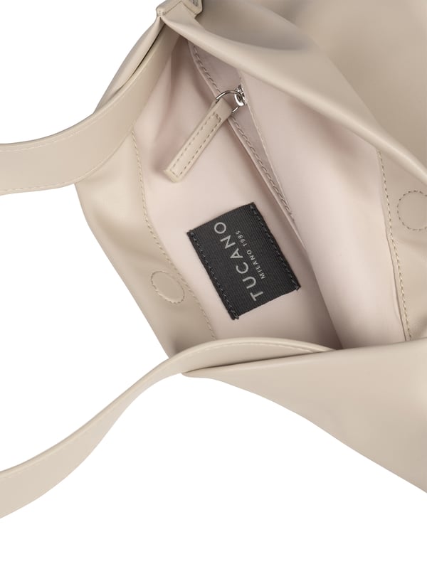 Bolso bandolera para mujer. El cierre es con imán. Los bolsillos internos son uno abierto. Los bolsillos externos están ausentes. Falta la correa para el hombro. El mango es de tereftalato de polietileno reciclado. Hay un compartimento interno. El material exterior es tereftalato de polietileno reciclado. Internamente es tereftalato de polietileno reciclado. Medidas: 30x32x1 cm. Producto de moda