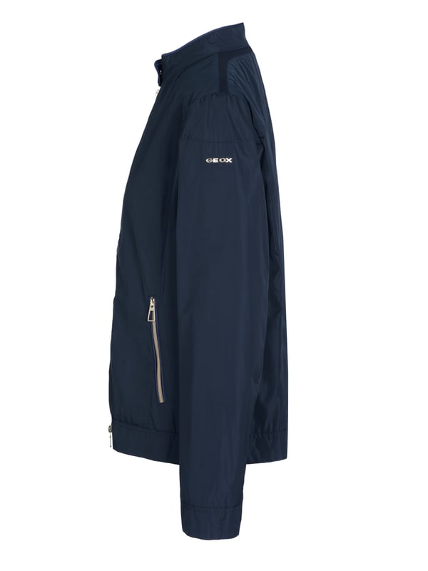 100% Polyester; Geox Jacke ;  Modell: W0220LT2506F4386;  Hochwertig verarbeitet;  Zwei Einschubtaschen mit Reißverschluss;  Reißverschluss und Druckknopf;  Geox Logodetails