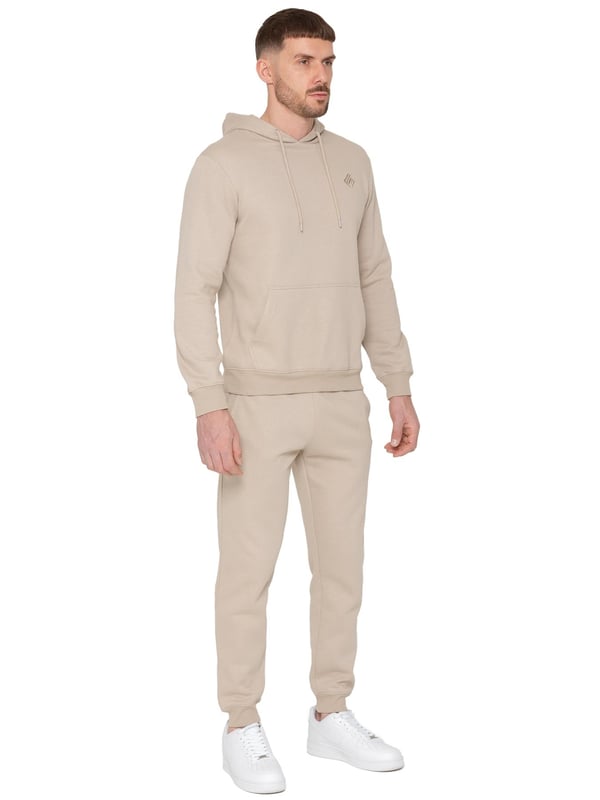 Refresca tu guardarropa casual con el Conjunto Enzo Pullover para Hombre. Este elegante conjunto combina una sudadera de mezcla suave de algodón y poliéster con puños acanalados, capucha con cordón y bolsillos canguro para mayor comodidad. El logo bordado de Enzo añade un toque de moda. Combinado con joggers de corte ajustado que cuentan con cintura elástica, logo bordado y forro de felpa, este conjunto ofrece tanto confort como estilo, perfecto para el uso diario