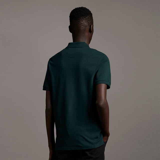 Polotröja för herr från märket Lyle & Scott. Lyle & Scotts pikéer är tillverkade av 100% ekologisk bomull och har en normal passform. Den mjuka bomullen ger stor komfort.  Varumärke: Lyle & ScottModellnamn: Plain Polo ShirtKategori: polo för mänMaterial: ekologisk bomullFärg: grön