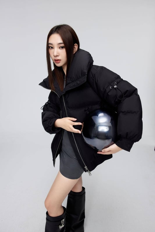 High-quality 680+ duck down with 90% filling ensures optimal warmth, flawless distribution prevents leakage, versatile multicolour range, refined craftsmanship for 47 years, stylish stitching, and reflective labels for enhanced safety and modern style.