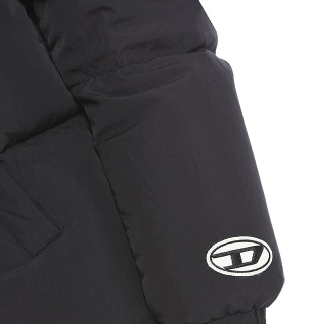 Diesel schwarze Jacke, zentraler Reissverschluss, Vordertaschen, schlichter Wintermantel, Material: 100 % Polyamid, Futter: 100 % Polyamid, Fullung: 100 % Polyester, schwarzer Kapuzenmantel