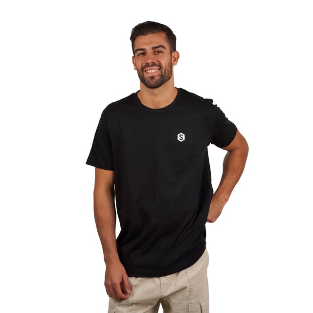 Short sleeve t-shirt Superb.
 Round neckline with ribbed finish.
 Brand print on the front and back.
 Seams seen in tone.
 Composition: 100% Organic Cotton
 Care:
- Wash at max. 40ºC.
 - Do not use bleach.
 - Iron at low temperature.
 - Do not dry clean.
 - Do not use dryer.