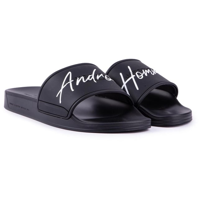 Luce fresco e informal en la piscina, en la playa o mientras descansas con estas chanclas negras para hombre de Android Homme Laguna Beach. Esta sandalia de diseño presenta una correa ancha con la marca y una plantilla moldeada. Relájese con estilo, de vacaciones o en casa.