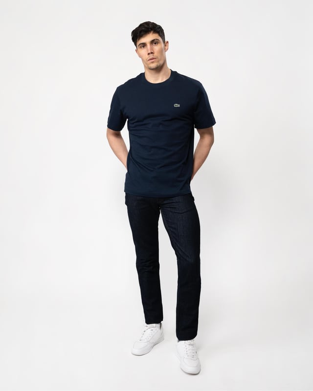 The timeless Lacoste tee gets an update in a super-comfortable mid-weight fabric. A versatile essential that goes with everything, finished with an iconic crocodile.

Weight: 180g/m²
Crew neck with hood
Classic, comfortable fit
Embroidered crocodile on chest

Cotton (100%)
TH7318
 