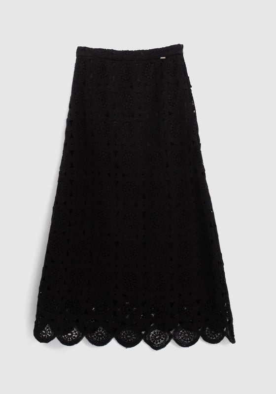 This women’s black cotton long skirt has an invisible side zip to fasten and a flared fit.