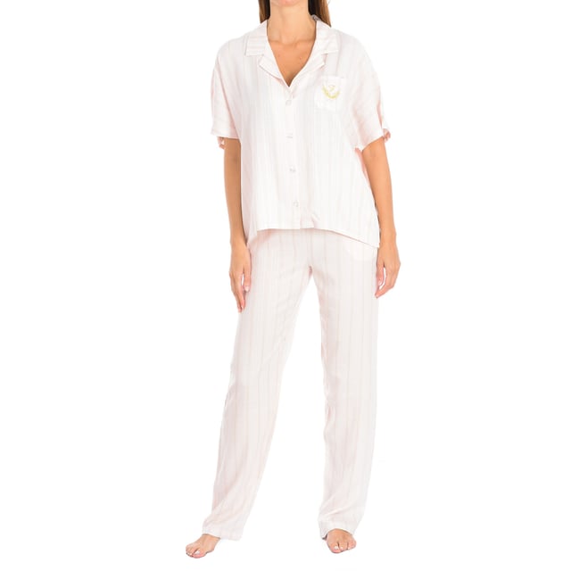 Kortärmad pyjamas.\n Rosa färg\n Krage med uppvik.\n Knappstängning på framsidan.\n Långa byxor med elastisk linning.\n Skönt tyg som andas.\n Sömmarna är ton i ton.\n\n Sammansättning: 98% viskos, 2% sim\n\n Tvättas i max temperatur 30º.\n - Får inte blekas.\n - Använd inte torktumlare.\n - Får inte strykas.\n - Får inte kemtvättas.\n Sammansättning: 98% viskos, 2% sim\n Skötsel:\nTvätta i max temperatur 30º.\n - Använd inte blekmedel.\n - Använd inte torktumlare.\n - Får inte strykas.\n - Får inte kemtvättas.