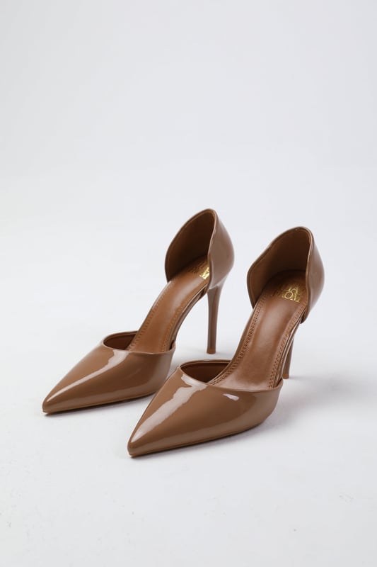 Wheres That From Womens 'Aspen' Pointed Toe Stiletto High Heels Instantly elevate your style with our Aspen Pointed Toe Stiletto High Heels. These heels are a must-have for any fashion-forward individual, combining elegance and sophistication in one chic package.
Key Features:
Effortless Style: The timeless design of these stiletto heels exudes elegance and grace. They effortlessly elevate your outfit, adding a touch of sophistication and beauty that catches everyone's attention.
All-Day Comfort: Our heels are crafted with your comfort in mind. Despite the high heel, they feature a cushioned insole that provides maximum comfort.
Secure Fit: The classic design features a pointed toe and a secure, slip-on style. This heels hugs your foot for a snug fit, ensuring stability and confidence with every step.
Durable Construction: Made with high-quality materials, our High Heel Stiletto heels are built to last. The sturdy construction and reliable stitching ensure durability, making them practical for any occasion.
Sophisticated Design: The stiletto heel adds height and elegance, giving you a sleek silhouette. The pointed toe elongates your legs, creating a flattering and feminine look that is both powerful and refined.
Specifications:
Material: Patent Faux Leather
Heel height: 4.6 inches
Toe shape: Pointed
Invest in our Aspen Pointed Toe Stiletto High Heels for a perfect combination of style, comfort, and confidence. Embrace timeless elegance and enjoy the compliments that come your way. Get yours today and step into a world of sophistication and poise!