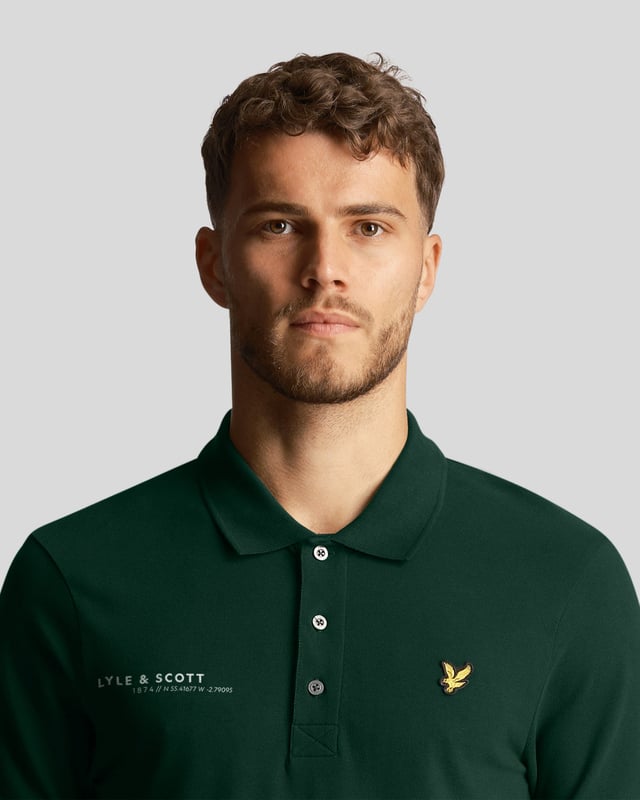 Den enkla herrpolotröjan från Lyle & Scott är ett tidlöst plagg som förtjänar en plats i varje garderob. Polotröjan är ett klassiskt måste och ger en touch av diskret stil till varje look och är tillverkad av 97% bomull för en bekväm känsla.