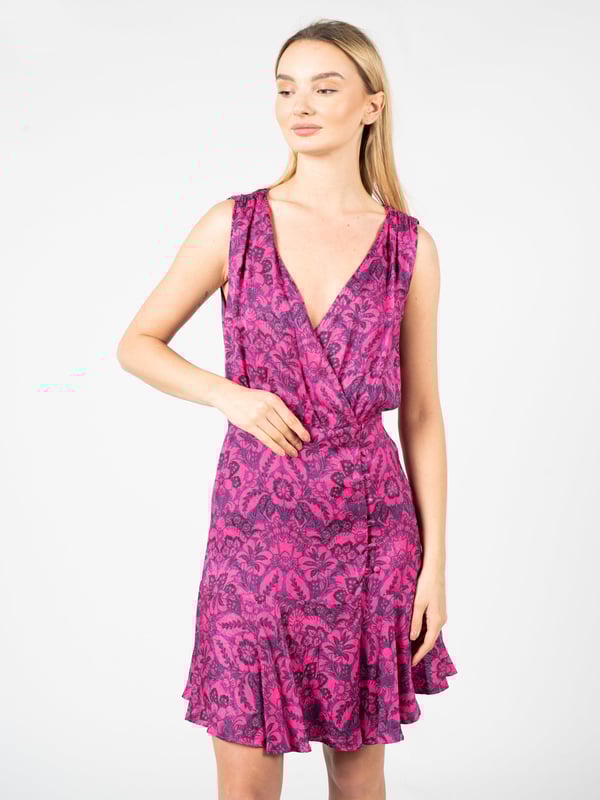 El vestido de sobre es la quintaesencia de la elegancia y feminidad, perfecto para diversas ocasiones, desde reuniones de negocios hasta cenas románticas.

Además, se cierra con botones recubiertos, que son no solo un elemento práctico, sino también decorativo, resaltando el carácter único de esta creación.

Con un delicado fruncido en los hombros, el vestido adquiere una estructura sutil, lo que le añade ligereza y una apariencia moderna, haciendo que te sientas especial y con estilo.

Hecho de tela de alta calidad, asegura comodidad al usarlo durante todo el día, así como garantiza que el vestido te servirá durante muchas temporadas, manteniendo su aspecto impecable.