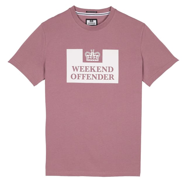 Presentamos la camiseta Weekend Offender Prison para hombre, una prenda atrevida y distintiva que encarna el toque urbano y la influencia del streetwear de los diseños de Weekend Offender.

Características principales:

 Impresión gráfica:  La camiseta Prison tiene un estampado gráfico como punto focal. Puede tratarse de un diseño único, un logotipo o un emblema que represente la identidad de la marca. Los estampados gráficos son un sello distintivo de la estética streetwear de Weekend Offender.

 Tejido de algodón:  Confeccionada con un tejido de algodón cómodo y transpirable, la camiseta ofrece un tacto suave sobre la piel. El algodón es una elección habitual para las camisetas informales por su comodidad y versatilidad.

 Manga corta:  Siguiendo el estilo clásico de las camisetas, la camiseta Prison probablemente tenga mangas cortas, lo que la hace ideal para el clima cálido y la ropa informal.

 Cuello redondo:  Se espera que la camiseta tenga un cuello redondo clásico, proporcionando un escote atemporal y versátil que se adapta a varios estilos y preferencias.

 Corte normal:  Weekend Offender suele ofrecer camisetas en corte regular, que proporcionan una silueta cómoda y relajada. Este corte es versátil y se adapta a distintos tipos de cuerpo.

 Urban Edge: Weekend Offender es conocido por sus diseños de inspiración urbana. La camiseta Prison puede captar este toque urbano a través de sus gráficos y su estética general.

 Opciones de estilo versátiles:  La camiseta está diseñada para un estilo versátil. Puede combinarse con vaqueros, pantalones cortos o joggers, lo que permite una amplia gama de conjuntos informales e inspirados en el streetwear.