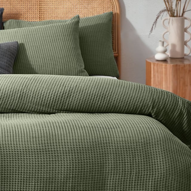 A modern classic ideal for those who appreciate the relaxed living aesthetic. The Chunky Waffle duvet cover set is made of premium cotton. Its soft, breathable fabric provides a comfortable night's sleep while also adding a sophisticated look to your bedroom. OEKO-TEX® certifies this product, showing it has been sustainably made.