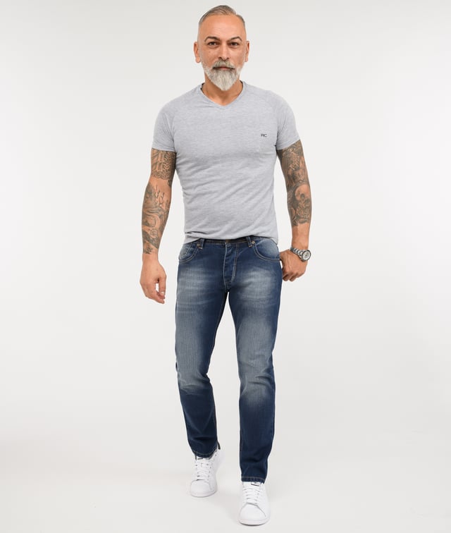 Ein Klassiker für Arbeitsalltag, Freizeit und Urlaub ist die Blue Jeans im Comfort Fit! Viele unserer hell- bis dunkelblauen Herren Jeans gefallen mit coolen Waschungen im Used-Look. Die lässig sitzenden Hosen verfügen über gerade geschnittene Beine, das typische 5-Pocket-Design und ein Rock-Creek Patch. Neben praktischen Bundschlaufen besitzen sie einen Verschluss mit Knöpfen oder Zipper. Unsere Herren Jeans bestehen zu 100% aus Baumwolle oder haben einen hohen BaumwollAnteil. Bei einigen Modellen sorgt ein Stretch-Anteil für die perfekte Passform.