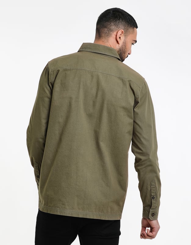 Modern and cool - that's exactly what this casual shirt from the Threadbare brand stands for. The patch flap pockets give it a casual and trend-conscious look. The subtle color choice makes it an absolute all-rounder. Whether in the office, in the city or at dinner - this shirt will always make a stylish impression.