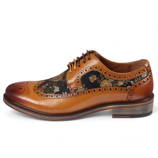 Añade un toque único a tu vestuario formal con los zapatos brogue de cuero con estampado floral para hombre de Ross. Fabricados 100 % con cuero de primera calidad, estos zapatos brogue combinan estilo, durabilidad y comodidad. Con detalles brogue clásicos con patrones decorativos, aportan elegancia y sofisticación a cualquier look. Estampado floral único para una declaración audaz y elegante Cuero de primera calidad para mayor durabilidad y lujo Detalles brogue clásicos para un atractivo atemporal Diseño con cordones para un ajuste ajustable