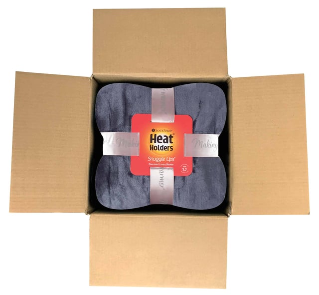 Darauf haben viele von Ihnen gewartet! Der phänomenale Erfolg der Heat Holders Socken hat zu mehreren zusätzlichen Produkten geführt, wie Mützen und Handschuhen (und dem neuen Snugover Fleece-Pullover!) und nun auch zu Wärmedecken mit all der Wärme und dem Komfort, der von der Heat Holders Technologie bekannt ist. Unsere neue Wärmedecke Heat Holders Thermal Blanket besteht aus einem luxuriös weichen, pelzähnlichen Fleece, das wir Heatweaver nennen und das vor allem mit dem Ziel entwickelt wurde, die Wärme effizient zu speichern. Deshalb hat sie eine offizielle TOG-Einstufung von 1,7 - sie fühlt sich also messbar wärmer an. Die Heat Holders Thermal Blanket ist 180 x 200 cm groß, so dass Sie sich an gemütlichen Lounge-Tagen einpacken und entspannen können! Sie ist unglaublich weich und sehr pflegeleicht, da sie vollständig in der Maschine gewaschen werden kann. Wenn die Heizkosten steigen, müssen Sie nicht frieren - holen Sie sich eine Heat Holders Thermal Blanket! Diese Decke ist vielseitig einsetzbar und passt in jeden Raum des Hauses. Sie ist auch ein perfektes Geschenk für Weihnachten oder andere Anlässe, da sie in einer Schachtel verpackt ist, um das Einpacken zu erleichtern! In der Schachtel ist außerdem ein Band um die Decke gewickelt, um sie noch besser präsentieren zu können. Erhältlich in 16 leuchtenden und klassischen Farben, so dass Sie mit Sicherheit eine finden, die zu Ihrem Zimmer passt, oder eine, die Ihnen gefällt!