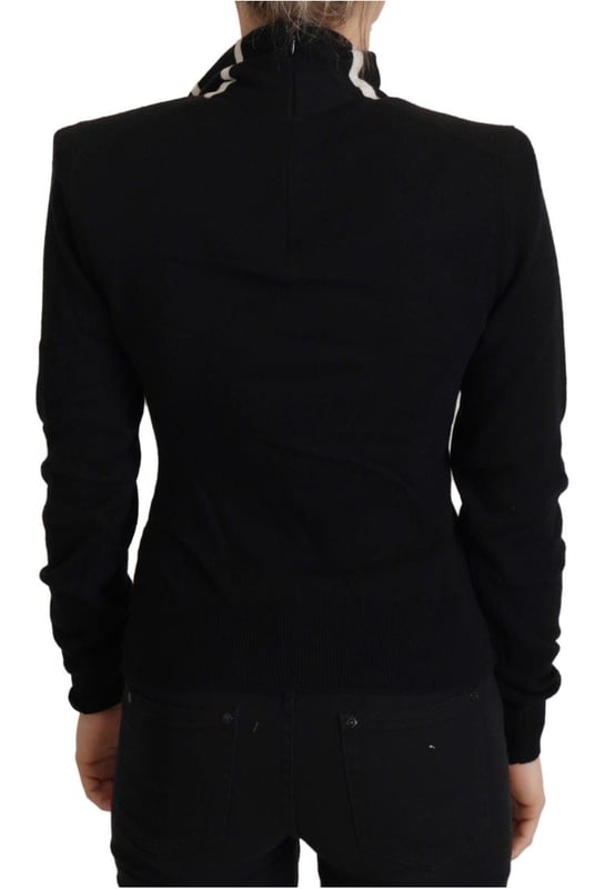 Brand new con etiquetas  
100% cachemira  
Diseño de cuello alto  
Color negro  
Detalles del logo  
Hecho en Italia  
Material: 100% Cachemira