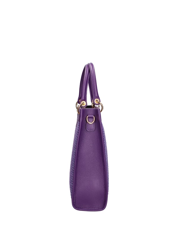 Bolso de mujer. El cierre es con cremallera. Los bolsillos internos son uno con cremallera. Los bolsillos externos están ausentes. La bandolera es ajustable y extraíble en piel. El asa es extraíble en piel. Hay un compartimento interno. El material exterior es piel auténtica dólar y paja tabru. Internamente está forrado en tejido 70% algodón - 30% poliéster. Medidas: 24x29x6,5 cm. Hecho en Italia