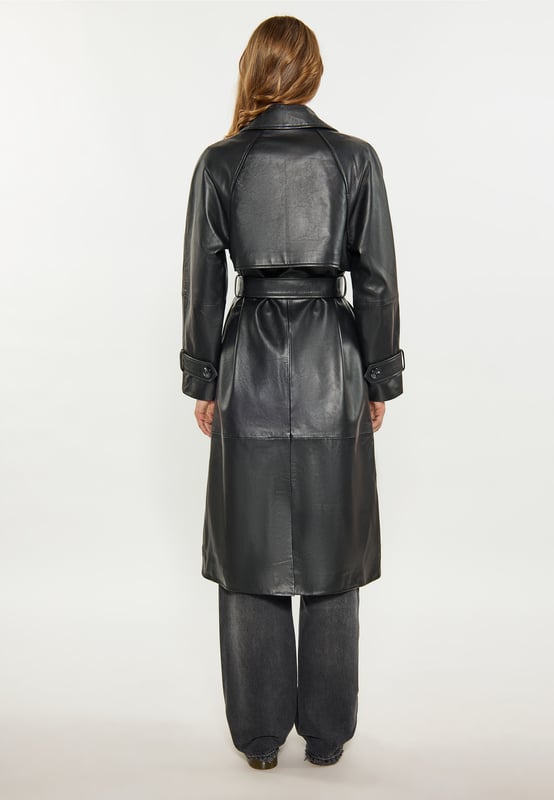 Dompel jezelf onder in tijdloze verfijning met deze klassieke trenchcoat, gemaakt van luxueus lamsleer. Een brede kraag met revers en een wikkelstijl, vastgebonden met een bijpassende riem, benadrukken het figuur. De voorkant wordt gesloten met comfortabele knopen. De jas creëert een buitengewone vintage styling.  Jas