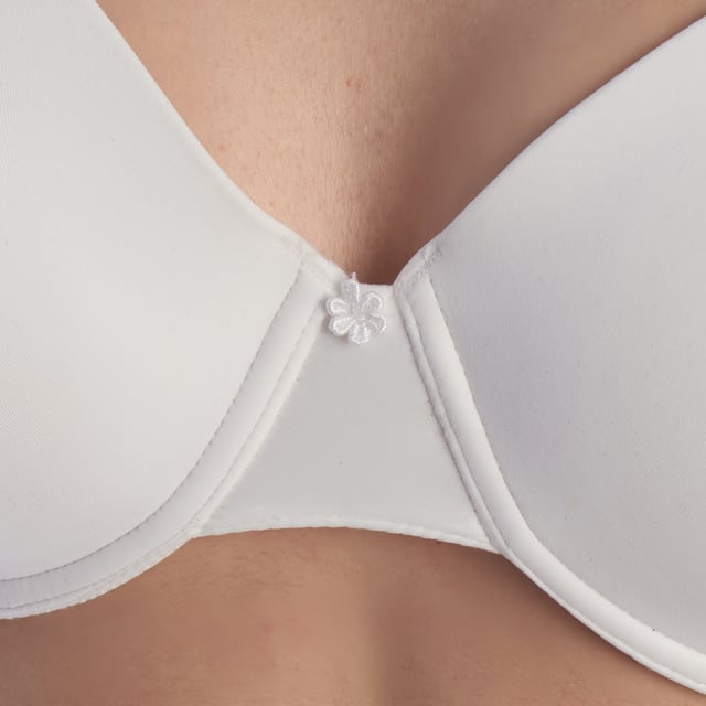 PAOLA Women's Multi-Position Underwire Bra This PINK multi-position bra from Selene redefines comfort and style with a modern design and details designed for today's woman. Ideal for those looking for a versatile accessory that combines elegance and functionality.
Details:
- Adjustable straps allow for crisscross, halter, regular or low back styles.
- Large capacity cups with rings.
- Small floral appliqué in the center.
- Breathable and soft fabric.
- Smooth design.
- Especially for large sizes.
This multi-position, high-capacity bra is the ideal solution for women seeking support, comfort and versatility. Designed with the specific needs of fuller busts in mind.
Composition: 53% Polyester. 39% Polyamide, 8% Elastane
Care:
Wash up to 30ºC.
Avoid using bleach.
Use mild detergents.
Do not tumble dry.