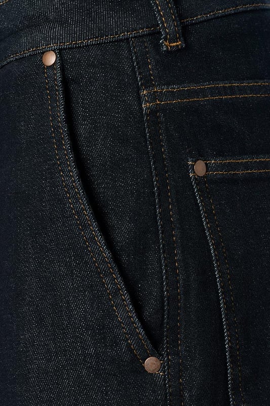 De mom-fit jeans van Caroline Tensen zijn perfect voor dit seizoen. Deze comfortabele zwarte jeans heeft een rechte pasvorm, een hoge taille en enkellange broekspijpen, en biedt dankzij de fijne stretch een uitstekende pasvorm. De stevige stretchdenim sluit mooi aan en accentueert je vrouwelijke silhouet. De jeans is afgewerkt met bruine stiksels en heeft een stoere uitstraling door de omgeslagen broekspijpen. Voor extra functionaliteit zijn er schuine steekzakken aan de voorkant en opgestikte zakken aan de achterkant. Voor een complete look kun je de jeans combineren met de bijpassende zwarte Rana denim blouse voor een unieke jumpsuit-look..!