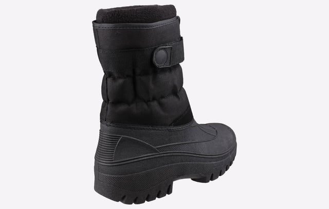 Mit Fleece gefütterter Hybrid-Schneestiefel mit wasserdichtem Gummi-Galosch, Zwickel-Reißverschluss vorne und Klettverschluss.
- Riemen mit Klettverschluss und Reißverschluss zum Anziehen- Obermaterial aus PU- Rutschfeste Laufsohle- Wasserdicht nur bis zum Galoschenbereich.