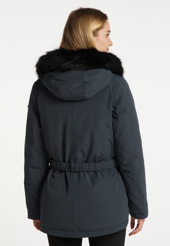 Hochwertige Materialien gepaart mit voller Performance: Das cleane Design der leicht tailliert geschnittenen Winterjacke von DreiMaster Klassik funktioniert auf jeder Stilebene. Dank der großzügig gesteppten und wattierten Innenseite ist eine Wärmeisolierung bestens gewährleistet, on top sorgen die formstabilen Rippenbündchen an den Ärmeln dafür, dass kalter Wind nicht unangenehm einziehen kann. Das leicht glänzende Obermaterial - mit Baumwollanteil - hat einen festen Griff und auch das abnehmbare Kunstfell an der Kapuze strahlt spürbaren Luxus aus, indem es seinem tierischen Pendant täuschend ähnlich sieht. Vollendet wird das schicke Design durch einen elastischen Gürtel, dessen silberfarbene Schnalle einen glänzenden Akzent setzt.  Winteranorak