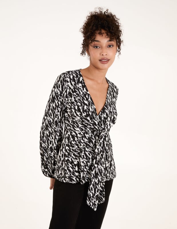 This wrap top is the perfect staple for giving any outfit a fiercely feminine feel, whatever the occasion.