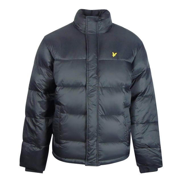 Enfrentate a los elementos con estilo con la chaqueta Lyle & Scott. Este elegante abrigo esta diseado para lucir genial con casi cualquier conjunto. Haz una declaracion con una chaqueta que luce genial y te mantiene protegido de los elementos., Abrigo negro Lyle & Scott, cuello, 100% nailon, cierre de cremallera, corte estandar, se ajusta a la talla real, insignia de la marca en el frente izquierdo del pecho, chaqueta negra