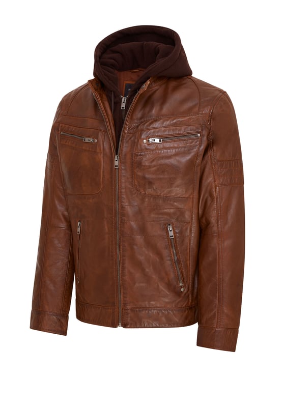 Dieses Stück ist eine moderne Version der klassischen Bikerjacke und vereint Stil und Funktionalität. Es ist aus ultraweichem Nappaleder gefertigt und verfügt über gesteppte Details an den Schultern und im oberen Brustbereich für einen eleganten, modernen Look. Es wurde auf Vielseitigkeit ausgelegt und verfügt über ein herausnehmbares Fleecefutter und eine verstellbare Kapuze, sodass es für alle Jahreszeiten geeignet ist. Mit vier Außentaschen mit Reißverschluss zur sicheren Aufbewahrung und zwei zusätzlichen Innentaschen ist diese Jacke praktisch und stylisch zugleich. Ob für einen lockeren Ausflug oder zum Tragen in mehreren Schichten bei kälterem Wetter, es ist leicht zu erkennen, warum diese Jacke derzeit ein Favorit ist. 100 % hochwertiges, ultraweiches Nappaleder. Herausnehmbares Fleecefutter und verstellbare Kapuze für ganzjähriges Tragen. Gesteppte Details an den Schultern und im oberen Brustbereich für zusätzlichen Stil. Vier Außentaschen mit Reißverschluss zur sicheren Aufbewahrung. Zwei Innentaschen für zusätzlichen Komfort. Stylische, moderne Version der klassischen Bikerjacke.