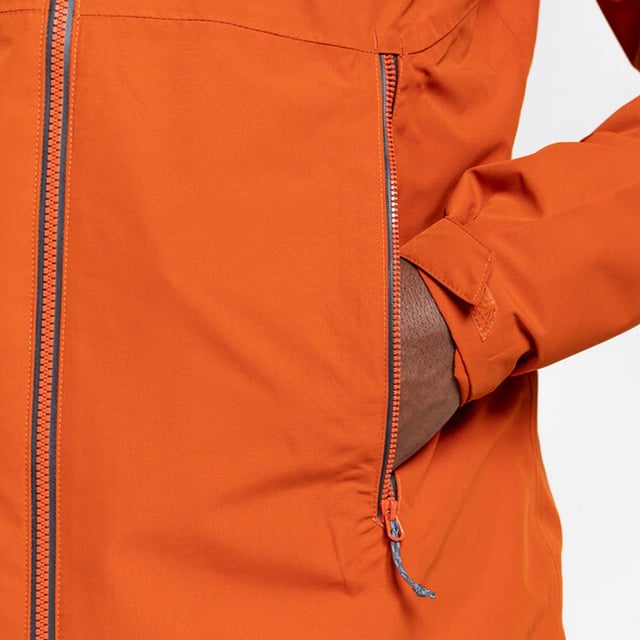 Materialzusammensetzung (%): 100% Polyester. Design: Logo, Unifarben. Gewebetechnik: Aqua Dry, Atmungsaktiv, Wasserfest, windbeständig. Hoch geschnitten. Bündchen: Klettverschlussriemen. Langärmlig. Reflektierende Details. Kapuzenmerkmale: Knebel-Einstellung. Taschen: 3. Wasserdichter Reißverschluss. Atmungsaktivitätsbewertung: 15000. Wasserdichtigkeit (mm): 8000 mm. Nachhaltigkeit: Aus recyceltem Material.